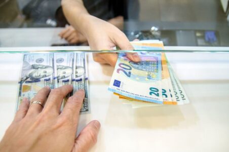 ارسال اسامی متخلفان ارز مسافرتی به بانک مرکزی/ خدمات بانکی خریداران متخلف محدود می‌شود